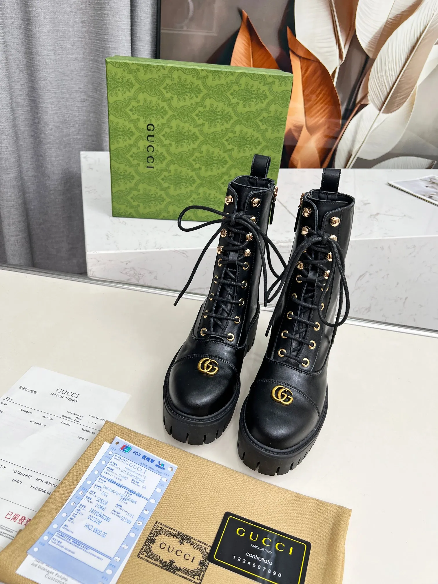 👟👟Ex-factory price 600👟👟 2025Gucci Gucci lace-up ankle boots. These lace-up ankle boots are made of Peugeot GG lace-up ankle boots. These lace-up ankle boots are carefully made of iconic GG cow leather, highlighting the brand's timeless and elegant aesthetic style. Featuring a bold silhouette, these ankle boots feature a rubber lug sole that provides secure support while giving the entire silhouette a modern, sophisticated feel. Lining: cowhide Heel height: 6 cm Size: 35-42#